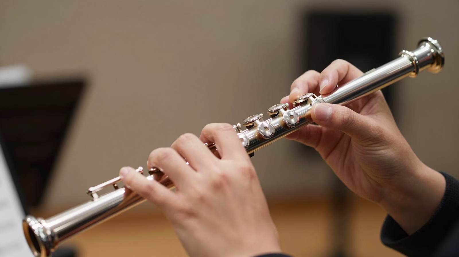 Technique de doigté sur une flûte traversière argentée